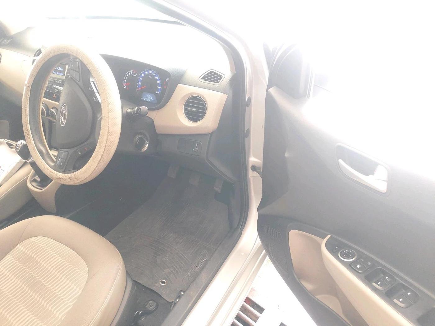 2017 Hyundai Xcent S 1.2, Petrol, Manual, 1,07,329 km, interior