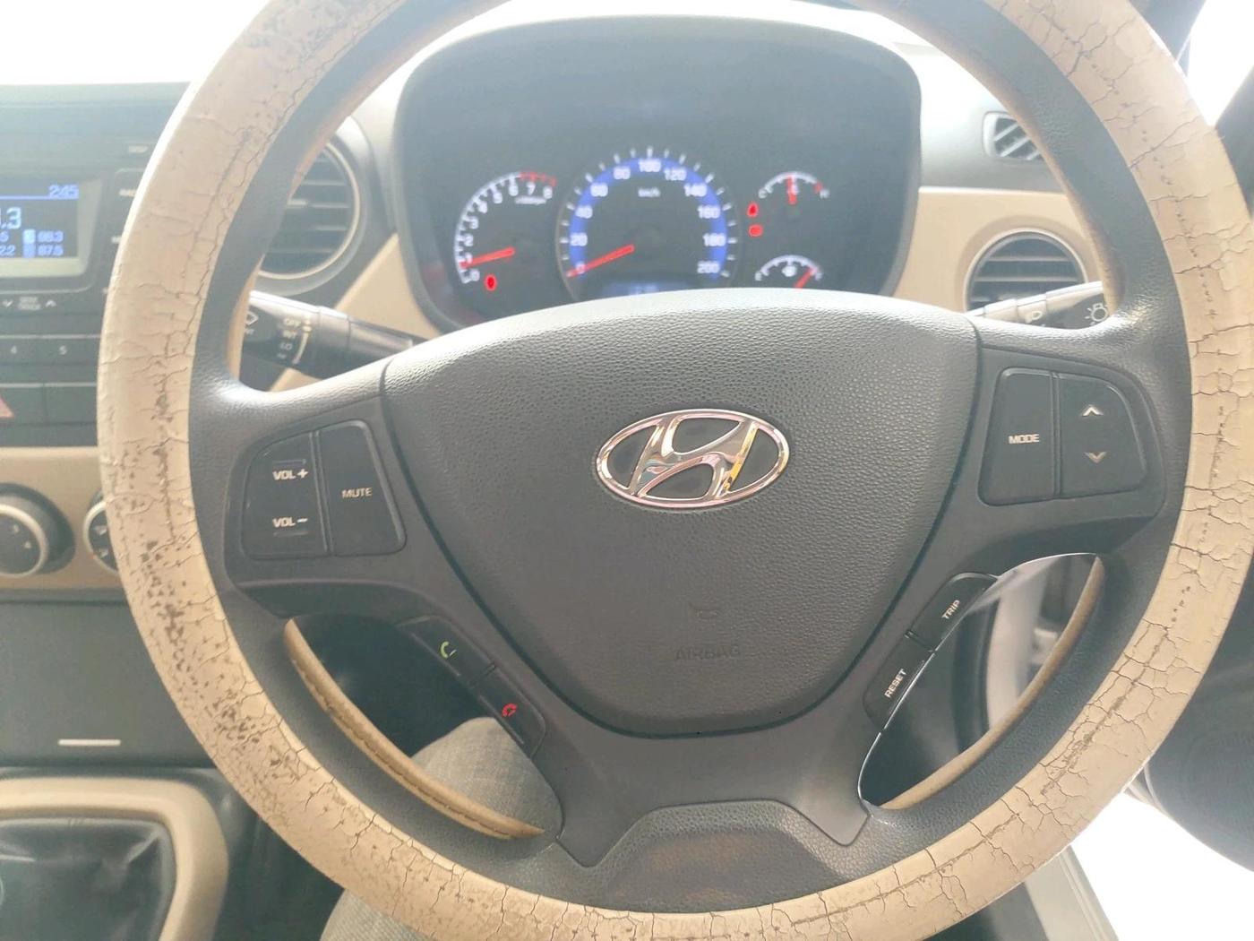 2017 Hyundai Xcent S 1.2, Petrol, Manual, 1,07,329 km, interior