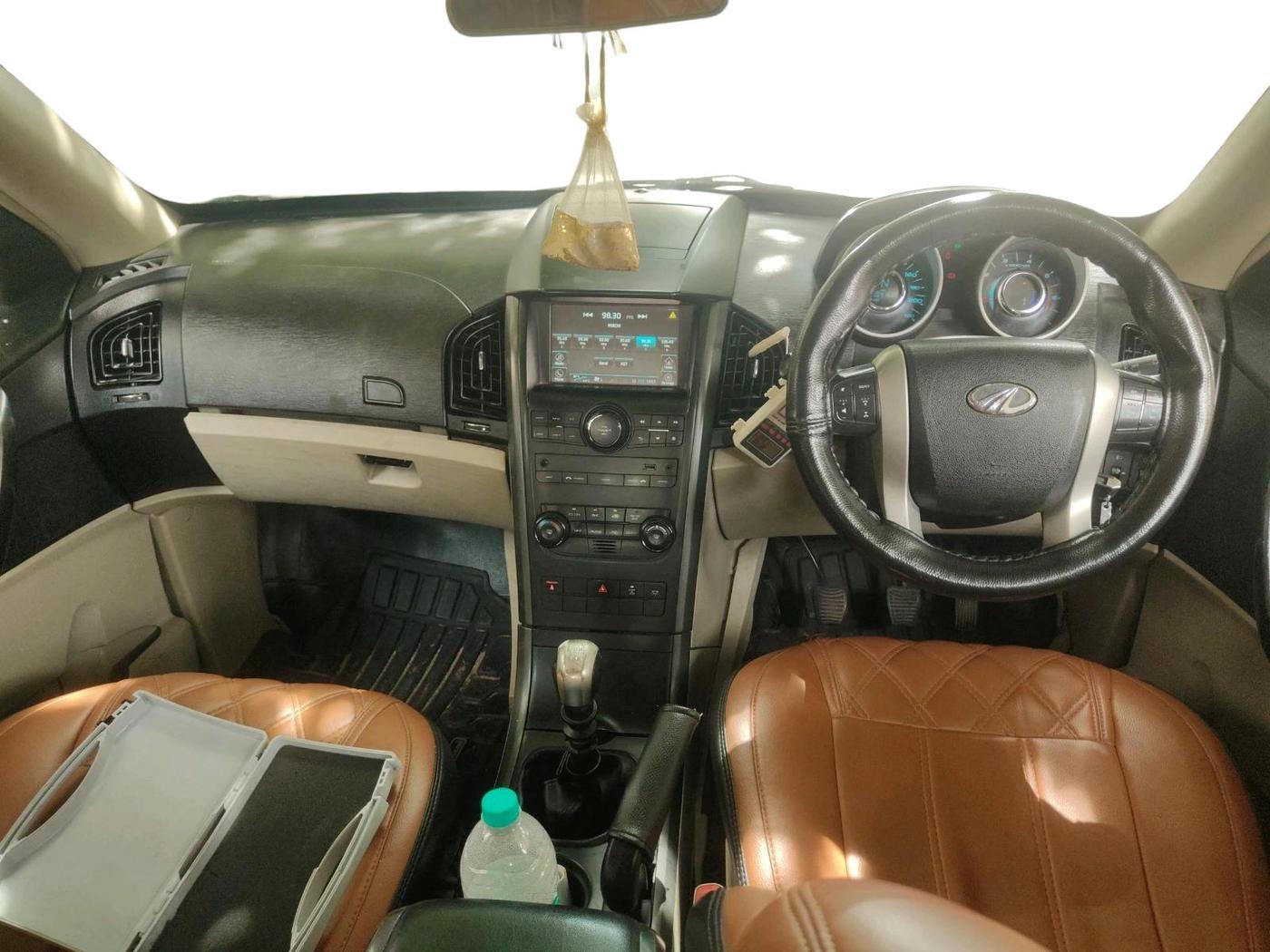 2018 Mahindra XUV500 W6, Diesel, Manual, 1,84,166 km, interior