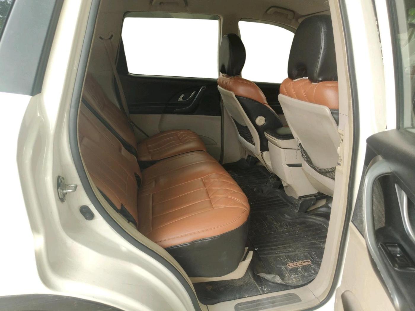2018 Mahindra XUV500 W6, Diesel, Manual, 1,84,166 km, interior