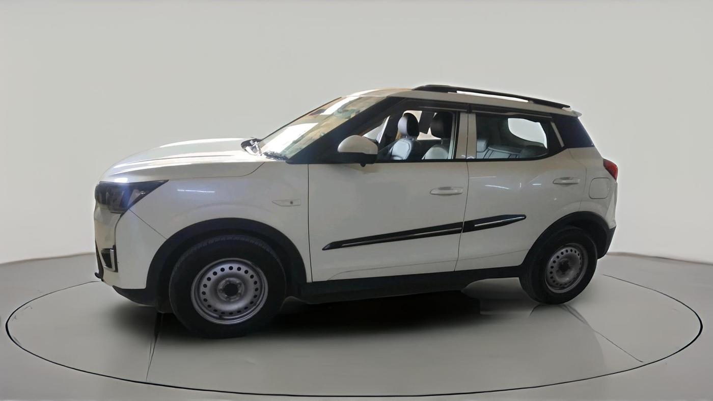 2023 Mahindra XUV300 W4 1.2 PETROL, Petrol, Manual, 28,485 km, exterior