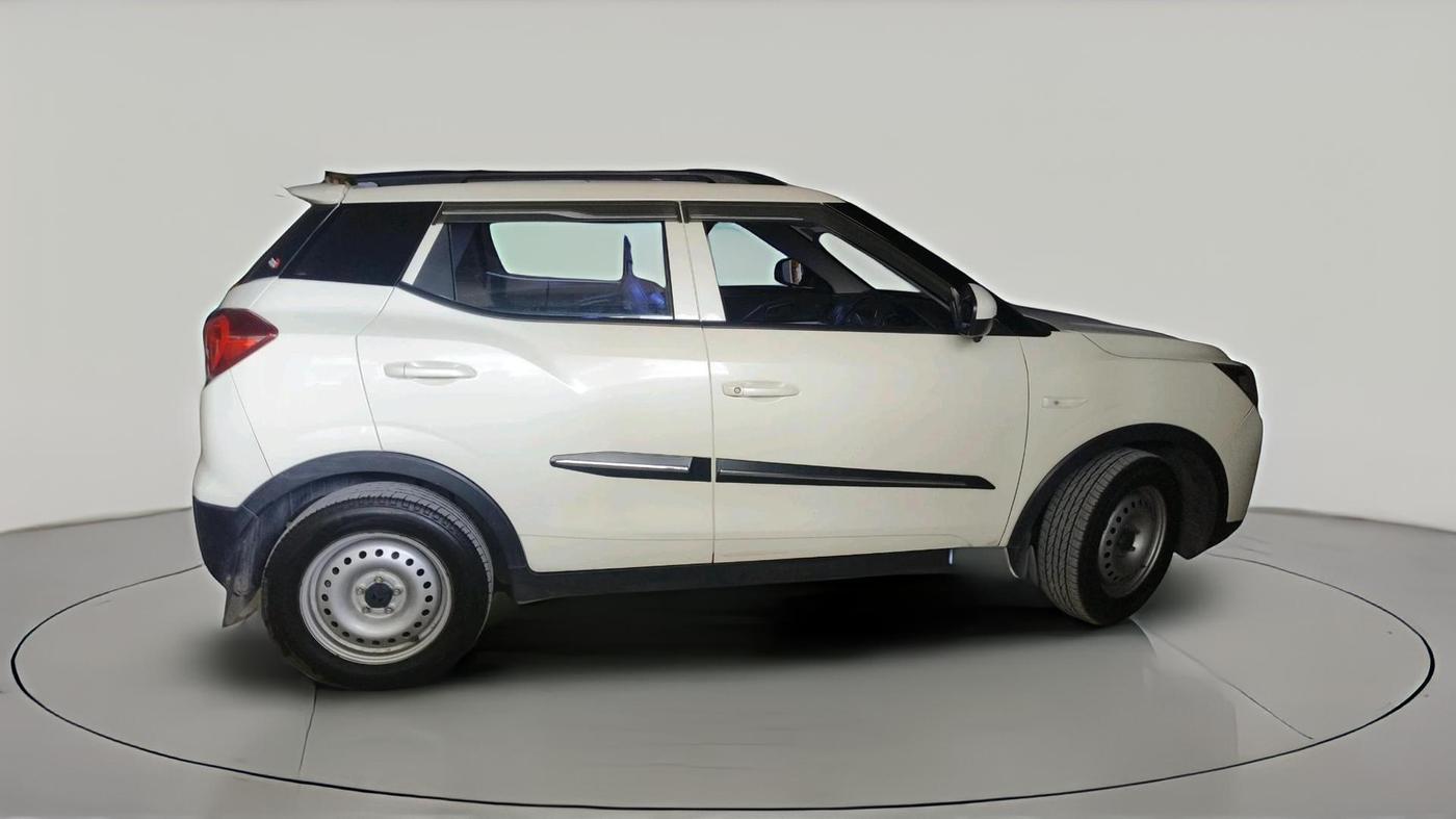 2023 Mahindra XUV300 W4 1.2 PETROL, Petrol, Manual, 28,485 km, exterior