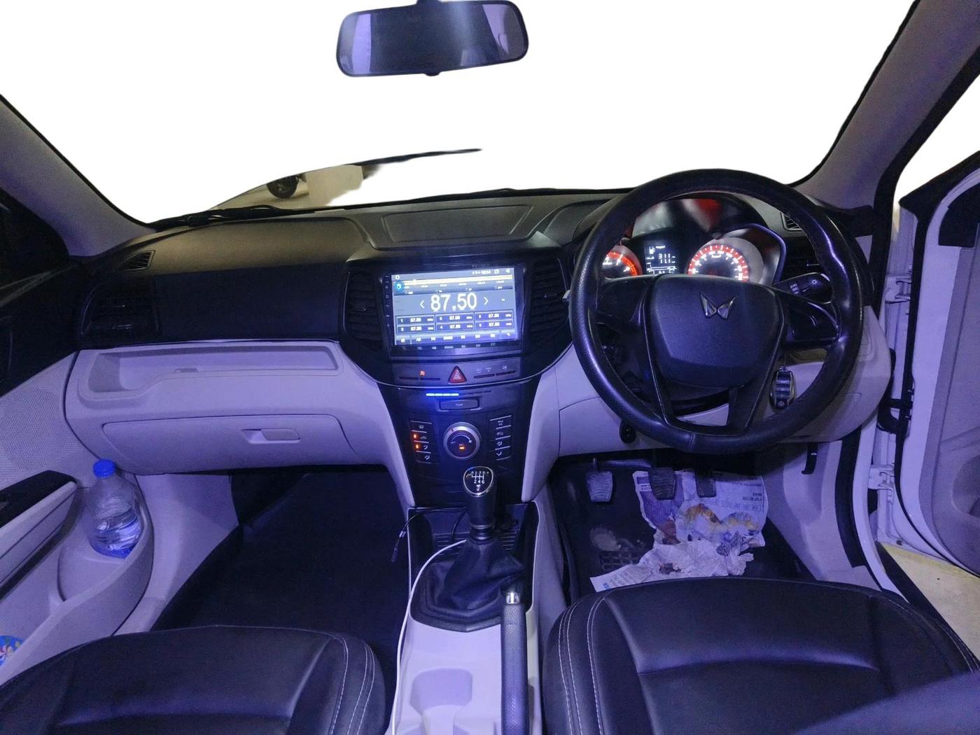 2023 Mahindra XUV300 W4 1.2 PETROL, Petrol, Manual, 28,485 km, interior