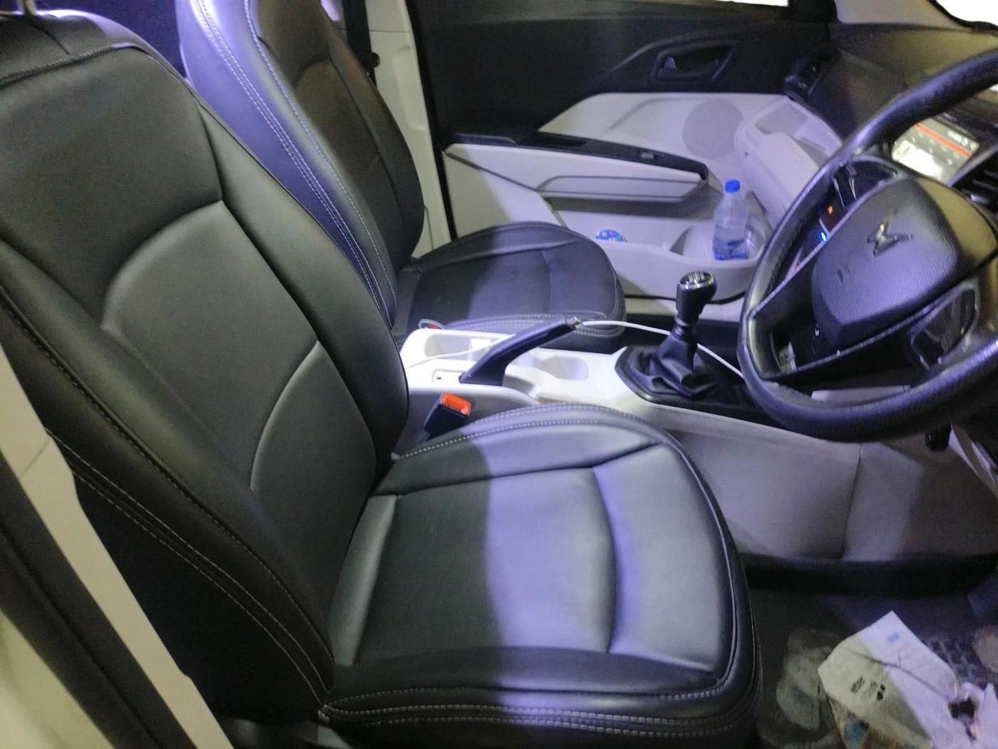 2023 Mahindra XUV300 W4 1.2 PETROL, Petrol, Manual, 28,485 km, interior