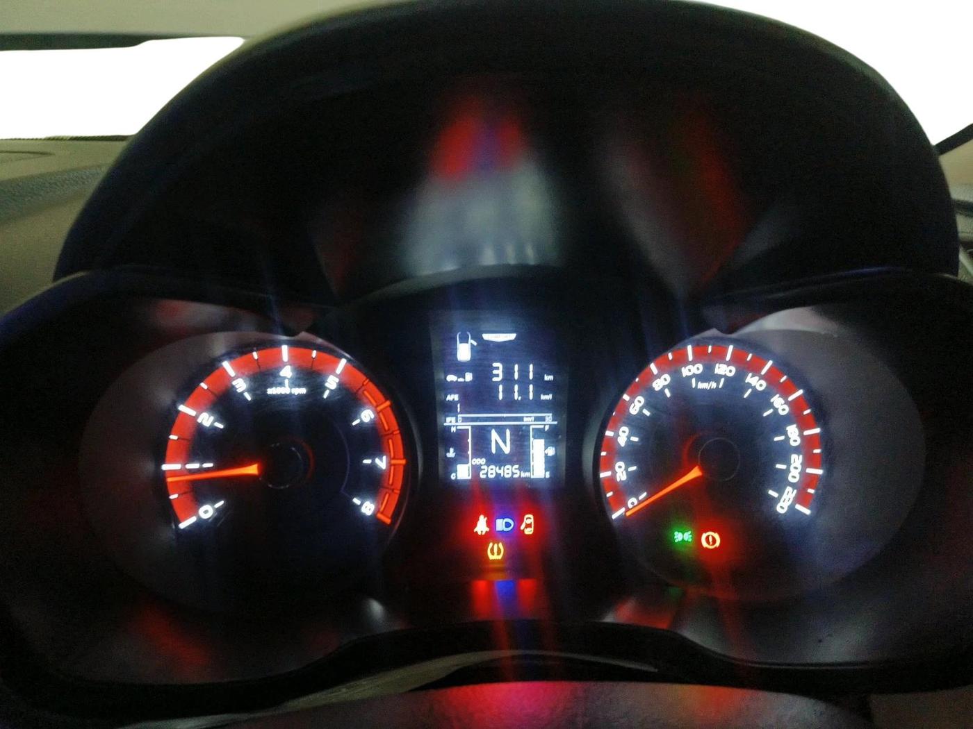 2023 Mahindra XUV300 W4 1.2 PETROL, Petrol, Manual, 28,485 km, interior