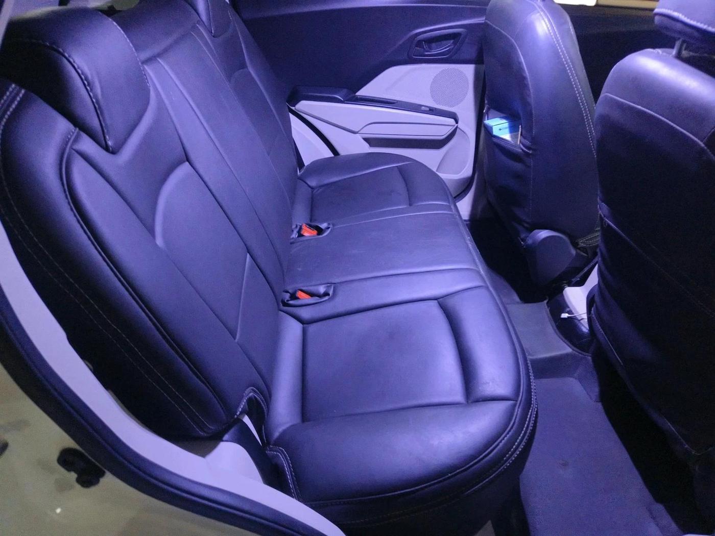 2023 Mahindra XUV300 W4 1.2 PETROL, Petrol, Manual, 28,485 km, interior
