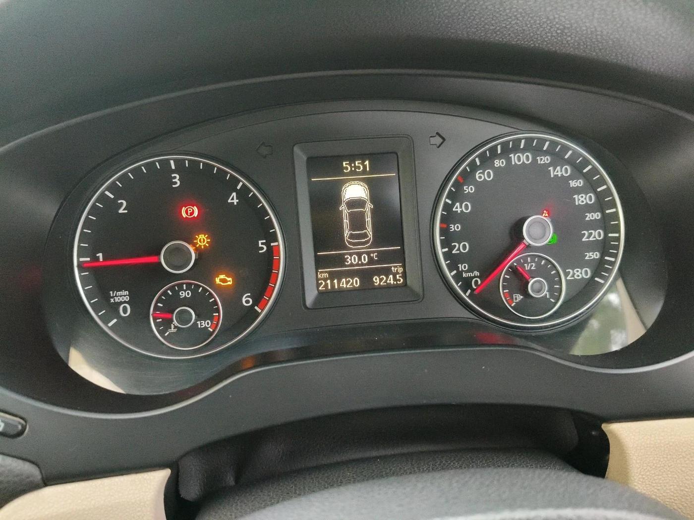 2012 Volkswagen Jetta HIGHLINE TDI AT, Diesel, Automatic, 2,11,420 km, interior