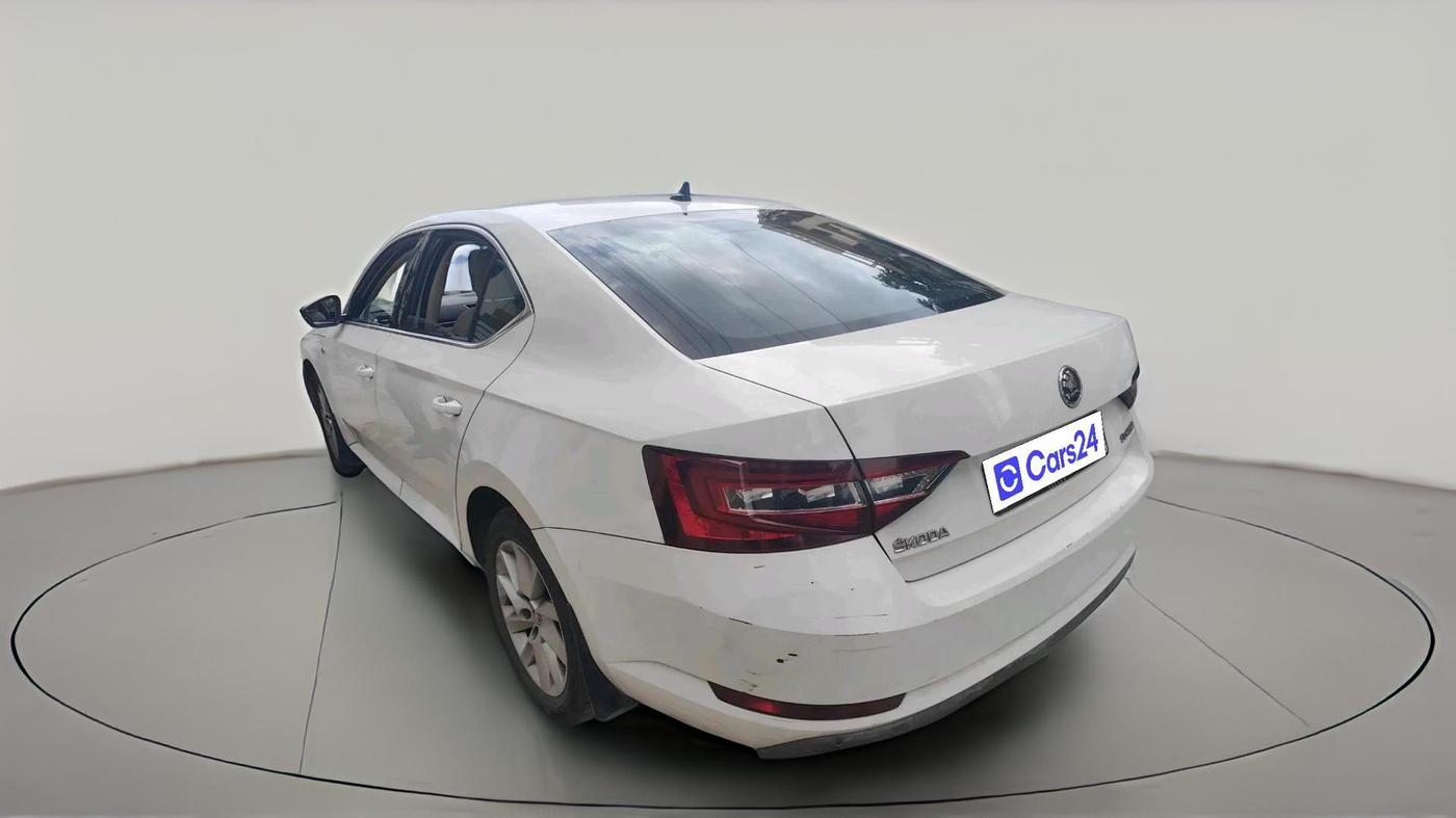 2017 Skoda Superb L&K 2.0 TDI AT, Diesel, Automatic, 1,34,803 km, exterior