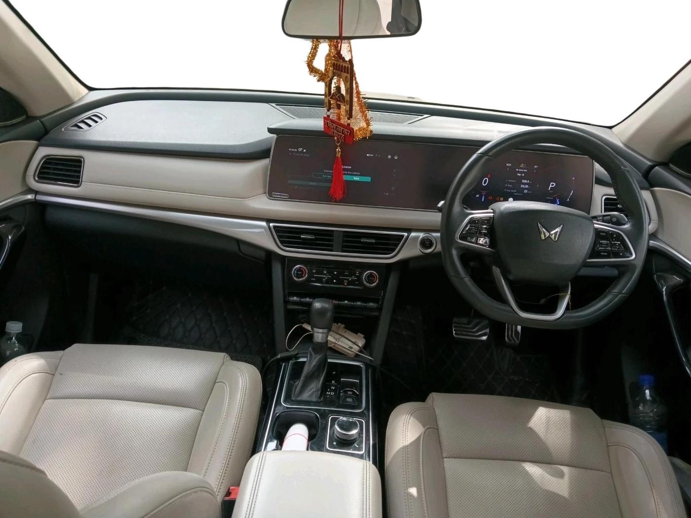 2022 Mahindra XUV700 AX 7 LUXURY D AWD AT 7 STR, Diesel, Automatic, 48,997 km, interior