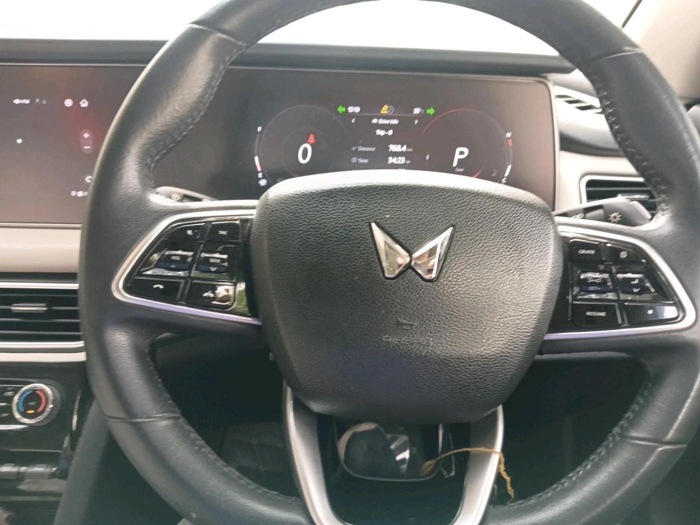 2022 Mahindra XUV700 AX 7 LUXURY D AWD AT 7 STR, Diesel, Automatic, 48,997 km, interior
