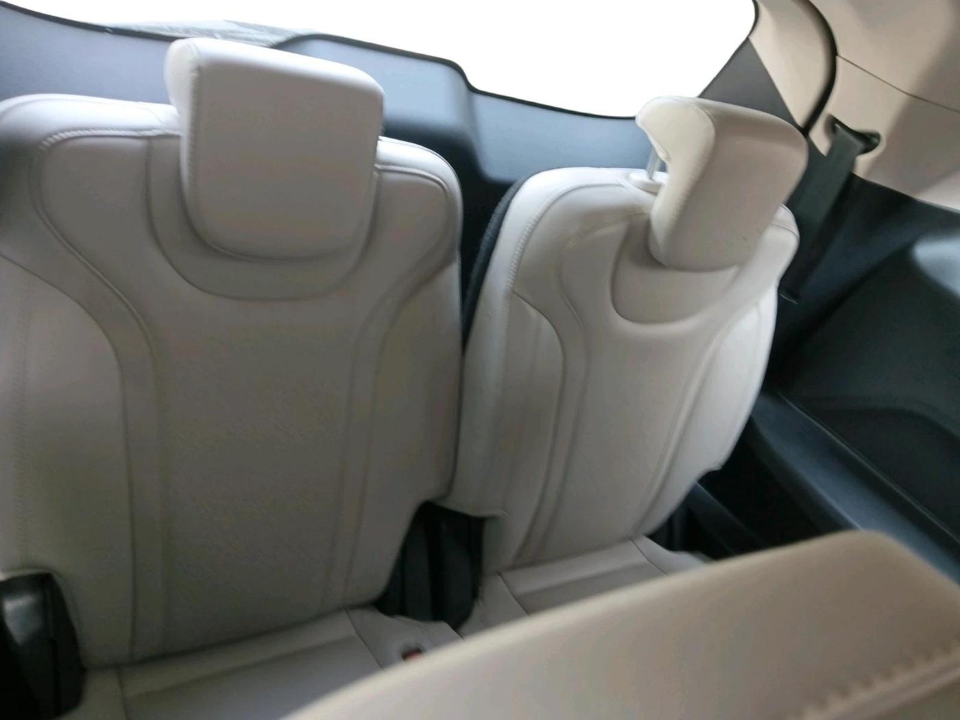 2022 Mahindra XUV700 AX 7 LUXURY D AWD AT 7 STR, Diesel, Automatic, 48,997 km, interior