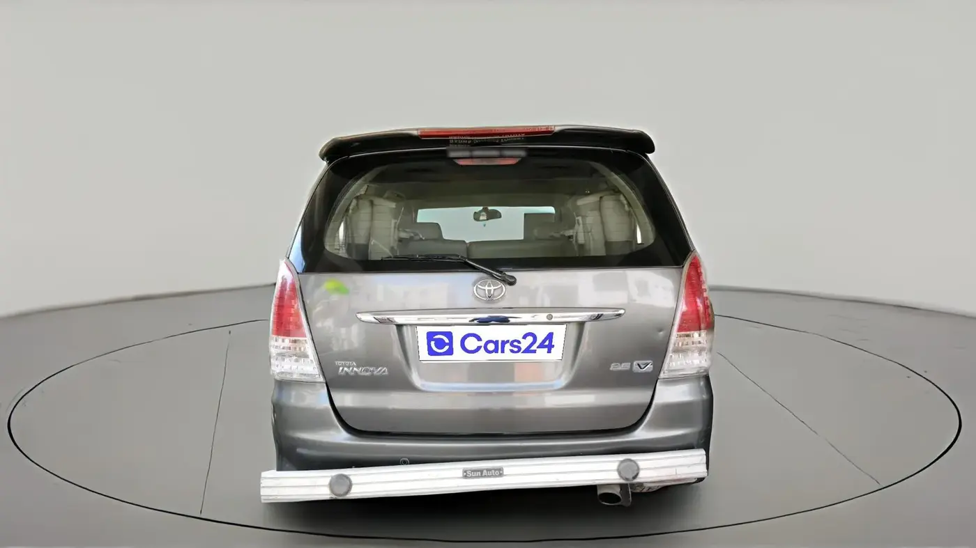 2010 Toyota Innova V 2.5 8 STR, Diesel, Manual, 1,10,661 km, exterior
