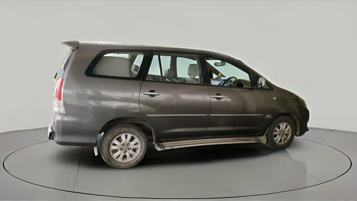 2010 Toyota Innova V 2.5 8 STR, Diesel, Manual, 1,10,661 km, exterior
