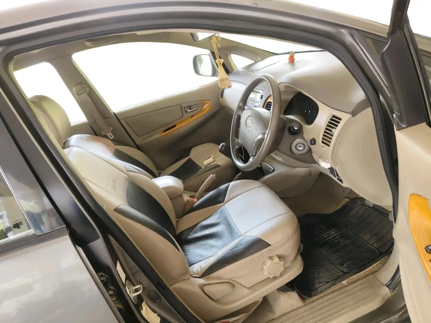 2010 Toyota Innova V 2.5 8 STR, Diesel, Manual, 1,10,661 km, interior