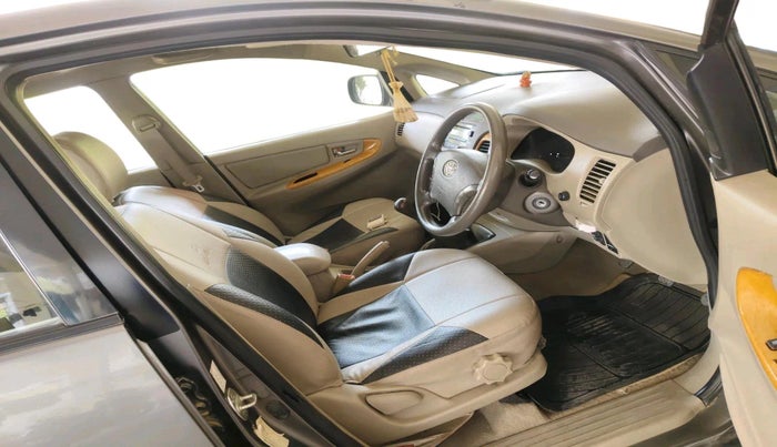 2010 Toyota Innova V 2.5 8 STR, Diesel, Manual, 1,10,661 km, interior