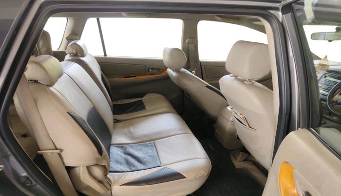 2010 Toyota Innova V 2.5 8 STR, Diesel, Manual, 1,10,661 km, interior