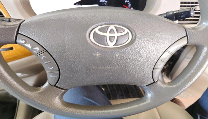 2010 Toyota Innova V 2.5 8 STR, Diesel, Manual, 1,10,661 km, interior