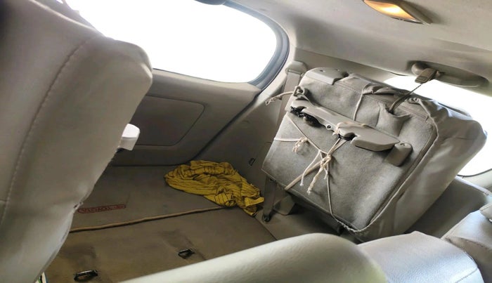 2010 Toyota Innova V 2.5 8 STR, Diesel, Manual, 1,10,661 km, interior