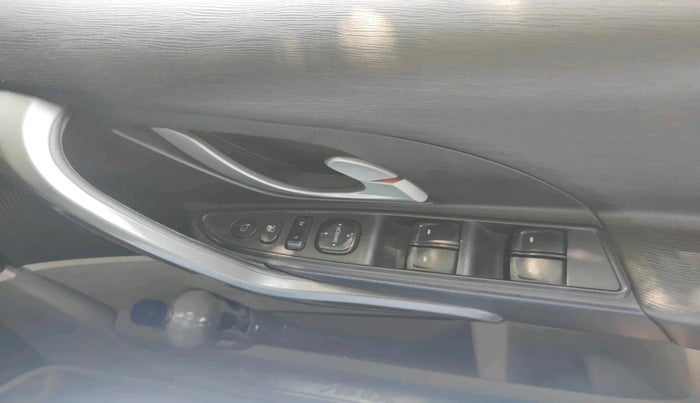 2017 Mahindra XUV500 W10 AT, Diesel, Automatic, 1,00,214 km, interior