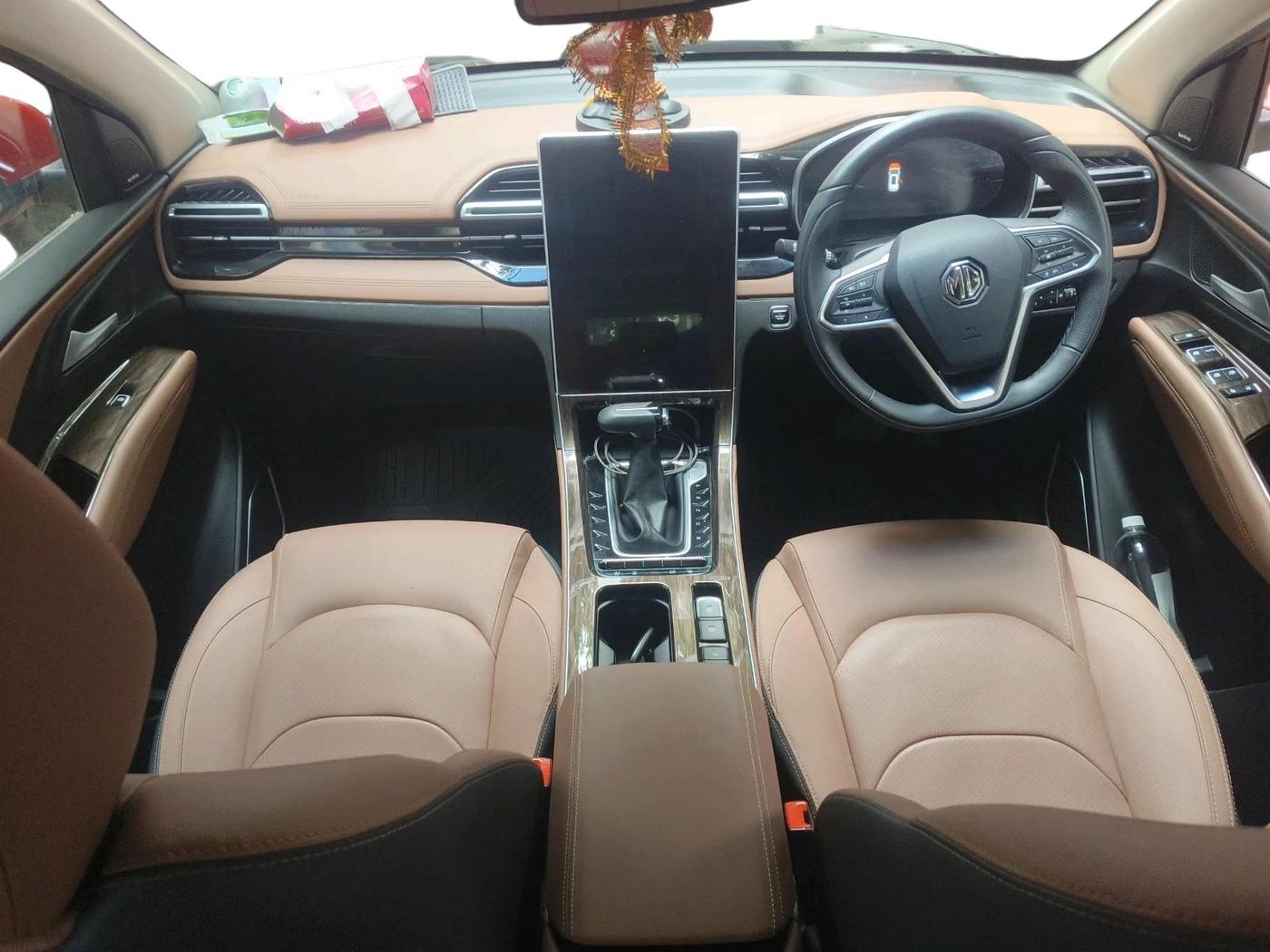2023 MG HECTOR PLUS SAVVY PRO 1.5 TURBO CVT 7 STR, Petrol, Automatic, 5,084 km, interior