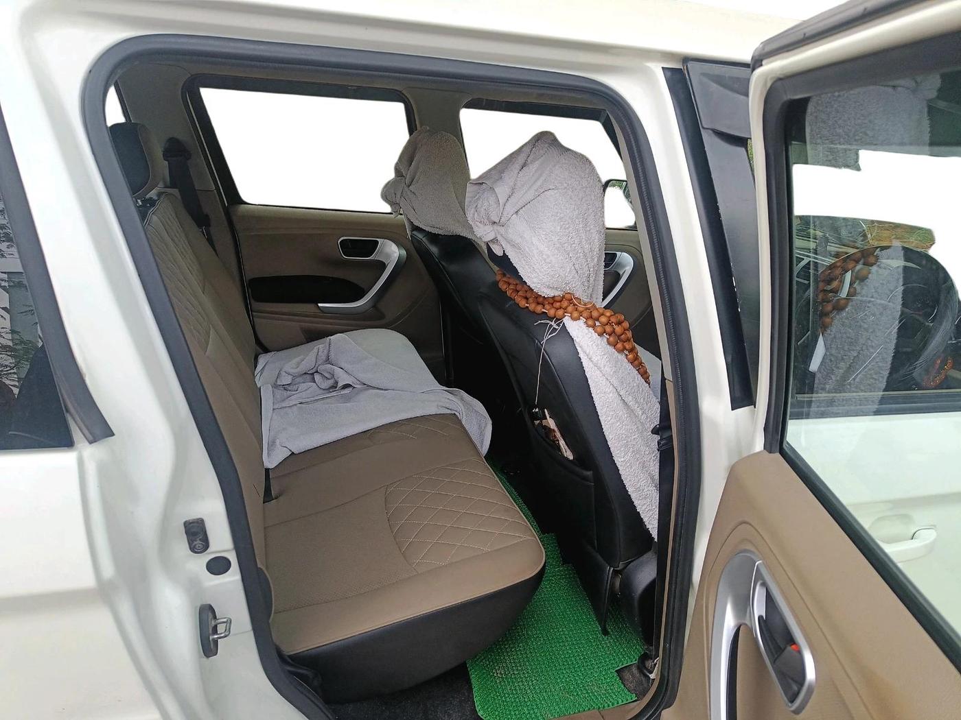 2018 Mahindra TUV300 T10, Diesel, Manual, 1,55,280 km, interior