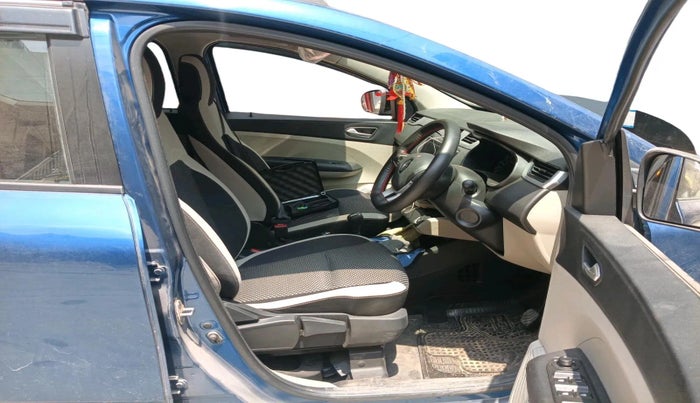 2022 Renault TRIBER RXZ AMT, Petrol, Automatic, 16,721 km, interior