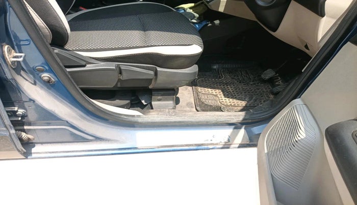 2022 Renault TRIBER RXZ AMT, Petrol, Automatic, 16,721 km, interior