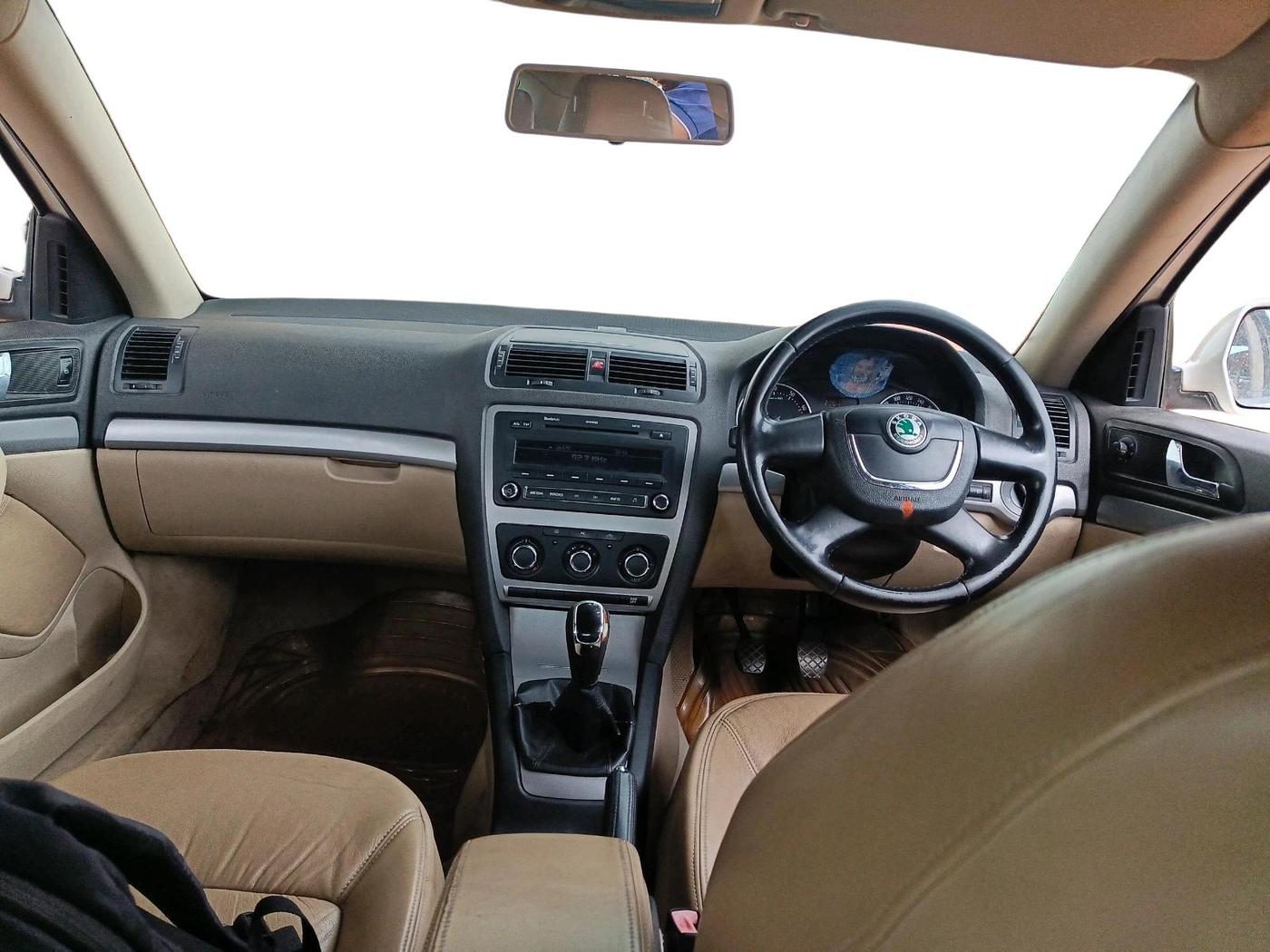 2011 Skoda Laura AMBIENTE 1.8 TSI, Petrol, Manual, 68,040 km, interior