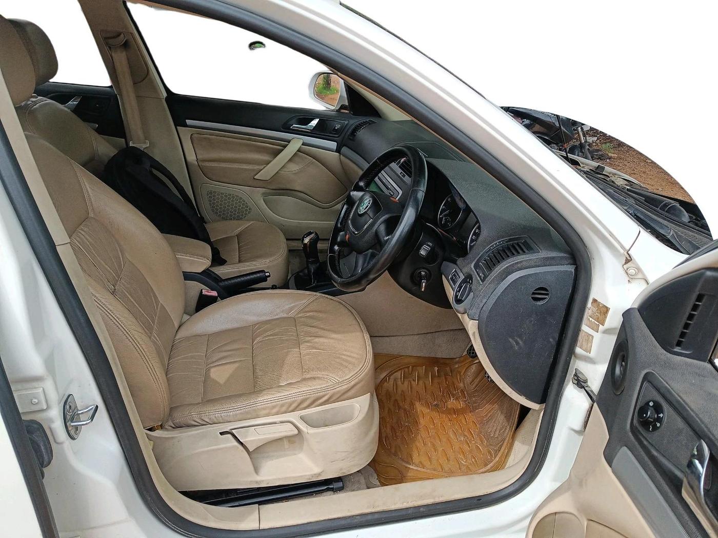 2011 Skoda Laura AMBIENTE 1.8 TSI, Petrol, Manual, 68,040 km, interior