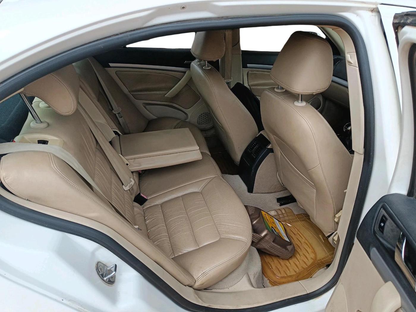 2011 Skoda Laura AMBIENTE 1.8 TSI, Petrol, Manual, 68,040 km, interior