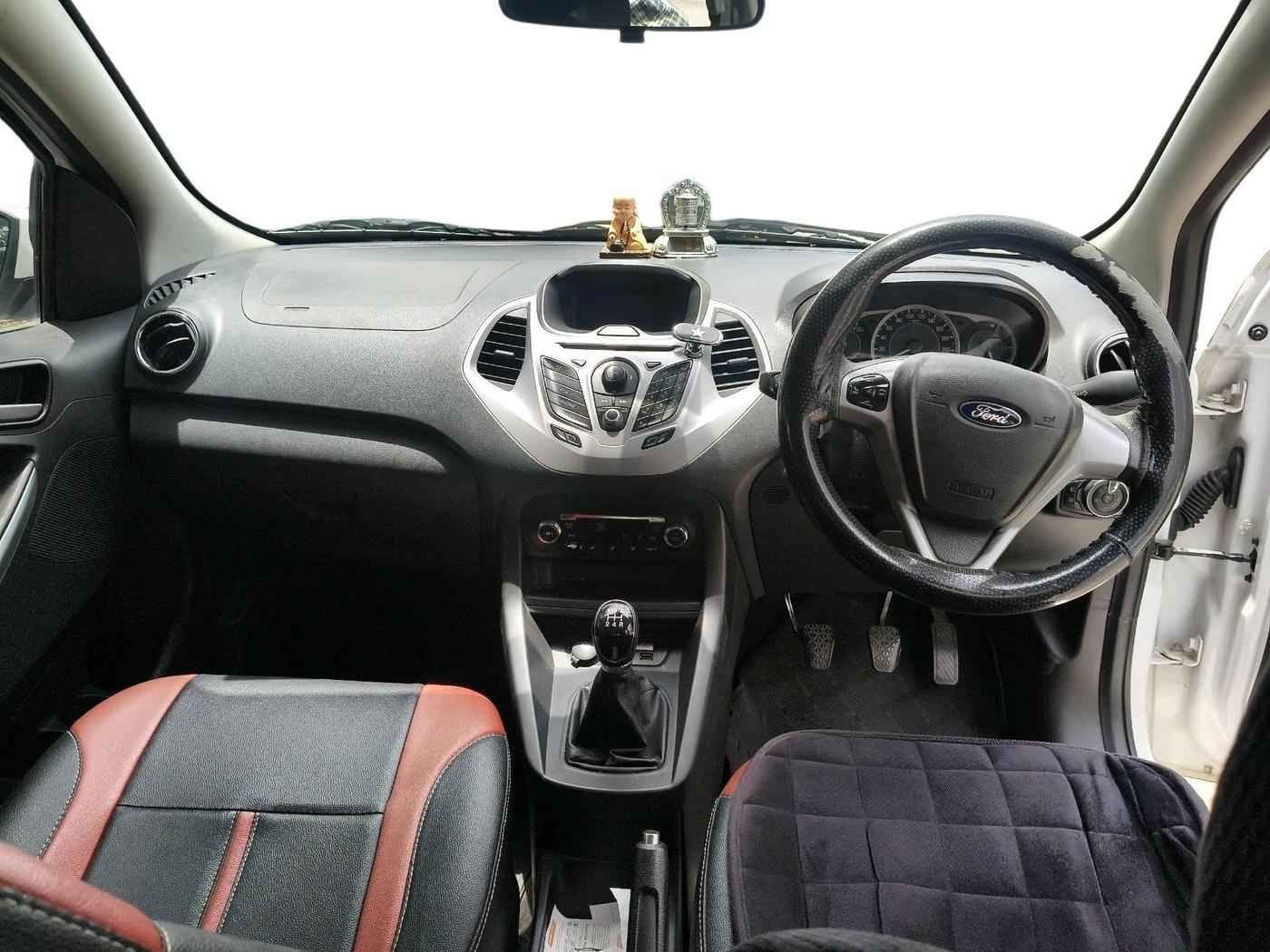 2015 Ford New Figo TITANIUM 1.2 PETROL MT, Petrol, Manual, 1,40,986 km, interior