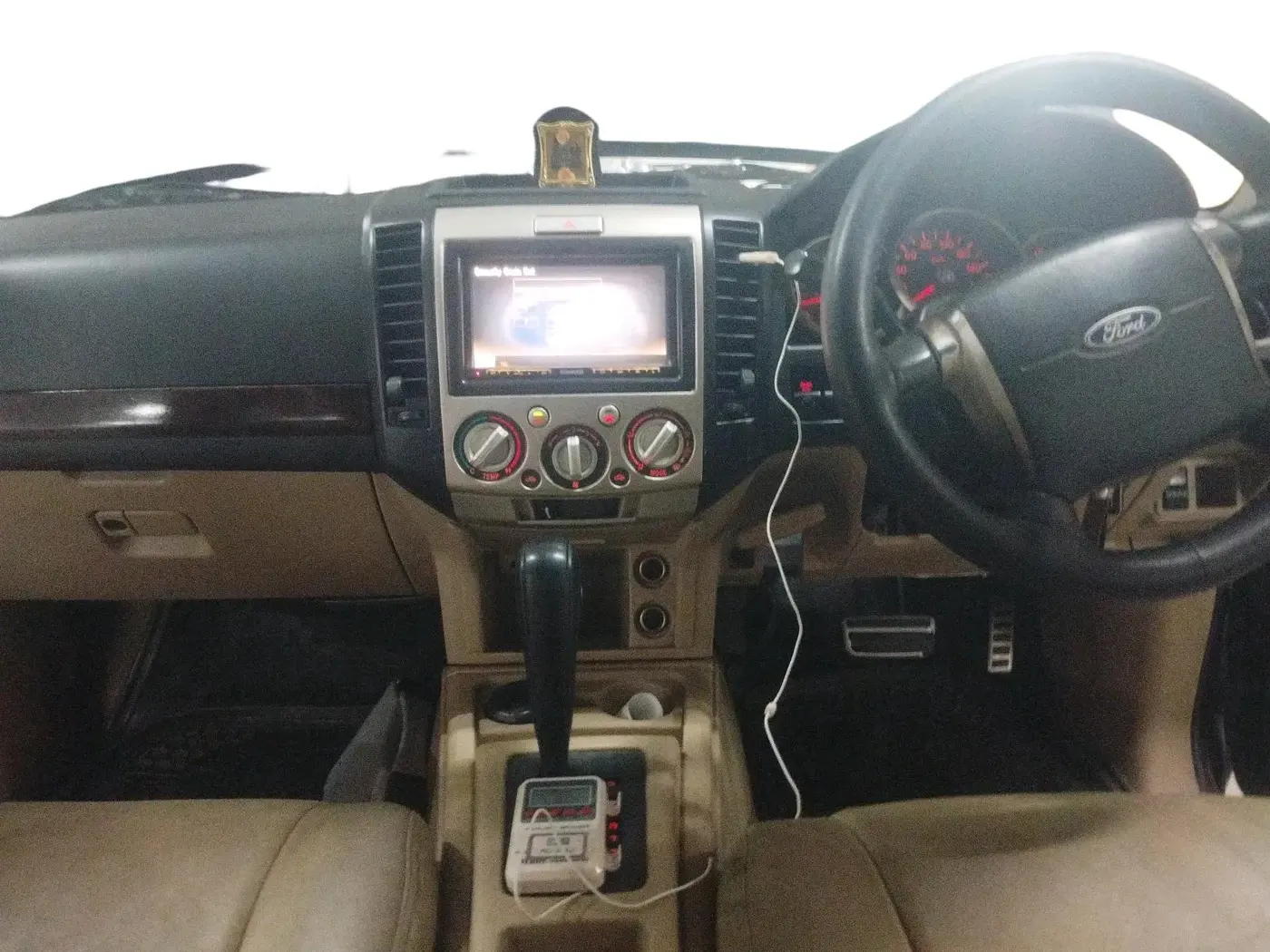 2010 Ford Endeavour 3.0L 4X2 AT, Diesel, Automatic, 1,68,981 km, interior