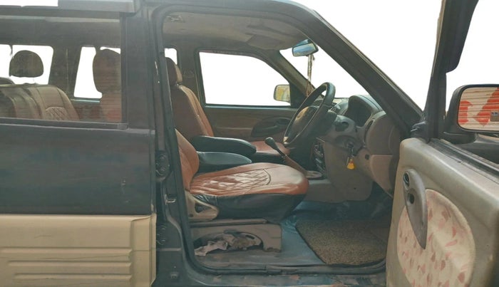 2005 Mahindra Scorpio SLX 2.6 TURBO 7 STR, Diesel, Manual, 2,36,813 km, interior