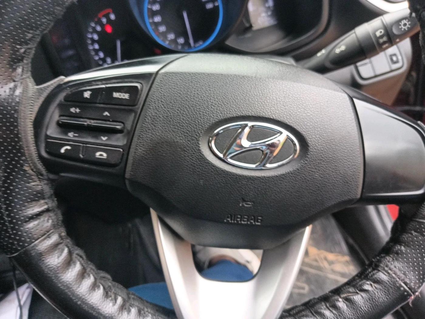 2022 Hyundai VENUE S 1.2, Petrol, Manual, 71,909 km, interior
