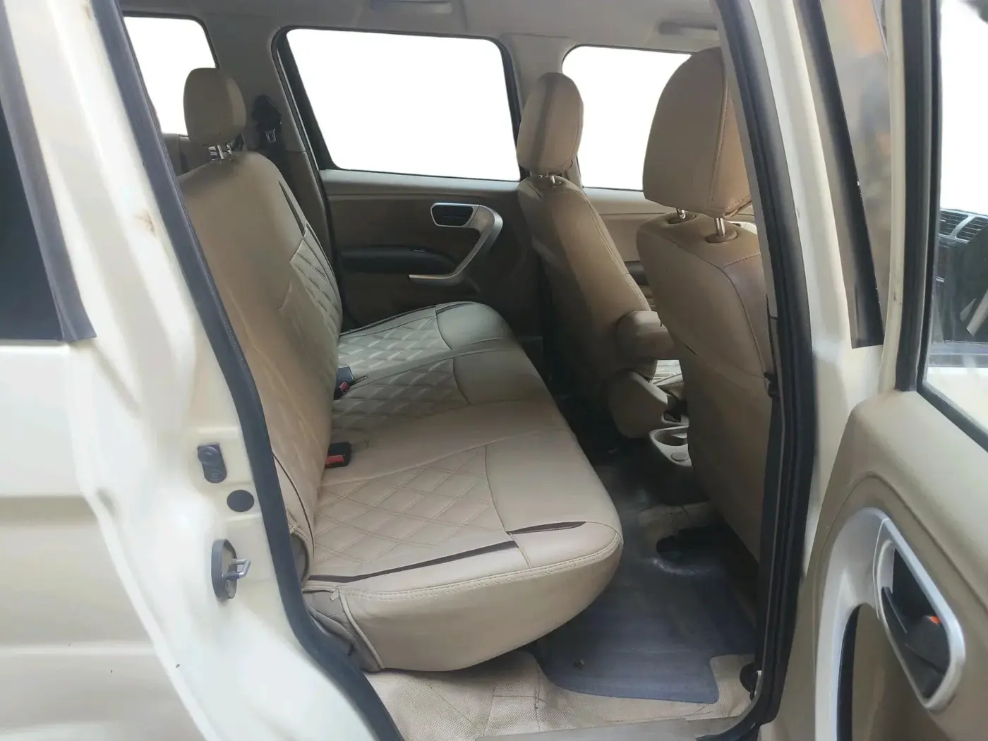 2018 Mahindra TUV300 T8, Diesel, Manual, 96,780 km, interior