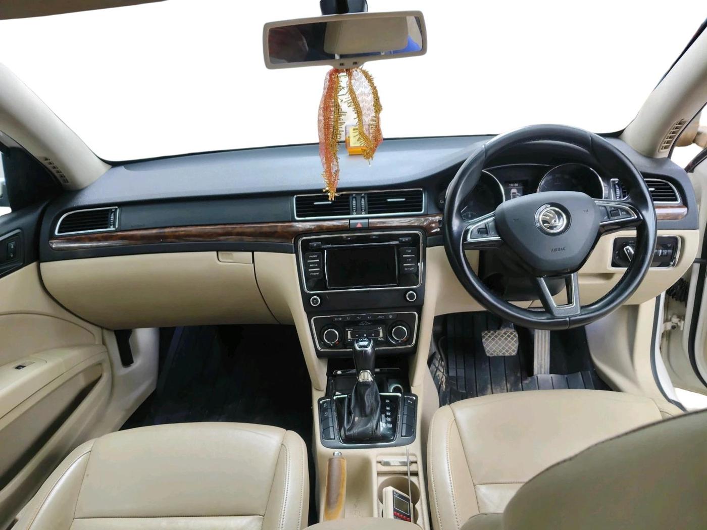 2014 Skoda Superb ELEGANCE 2.0 TDI CR AT, Diesel, Automatic, 1,19,930 km, interior