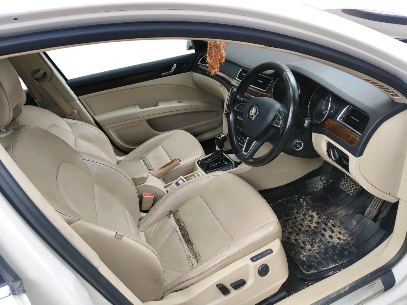 2014 Skoda Superb ELEGANCE 2.0 TDI CR AT, Diesel, Automatic, 1,19,930 km, interior