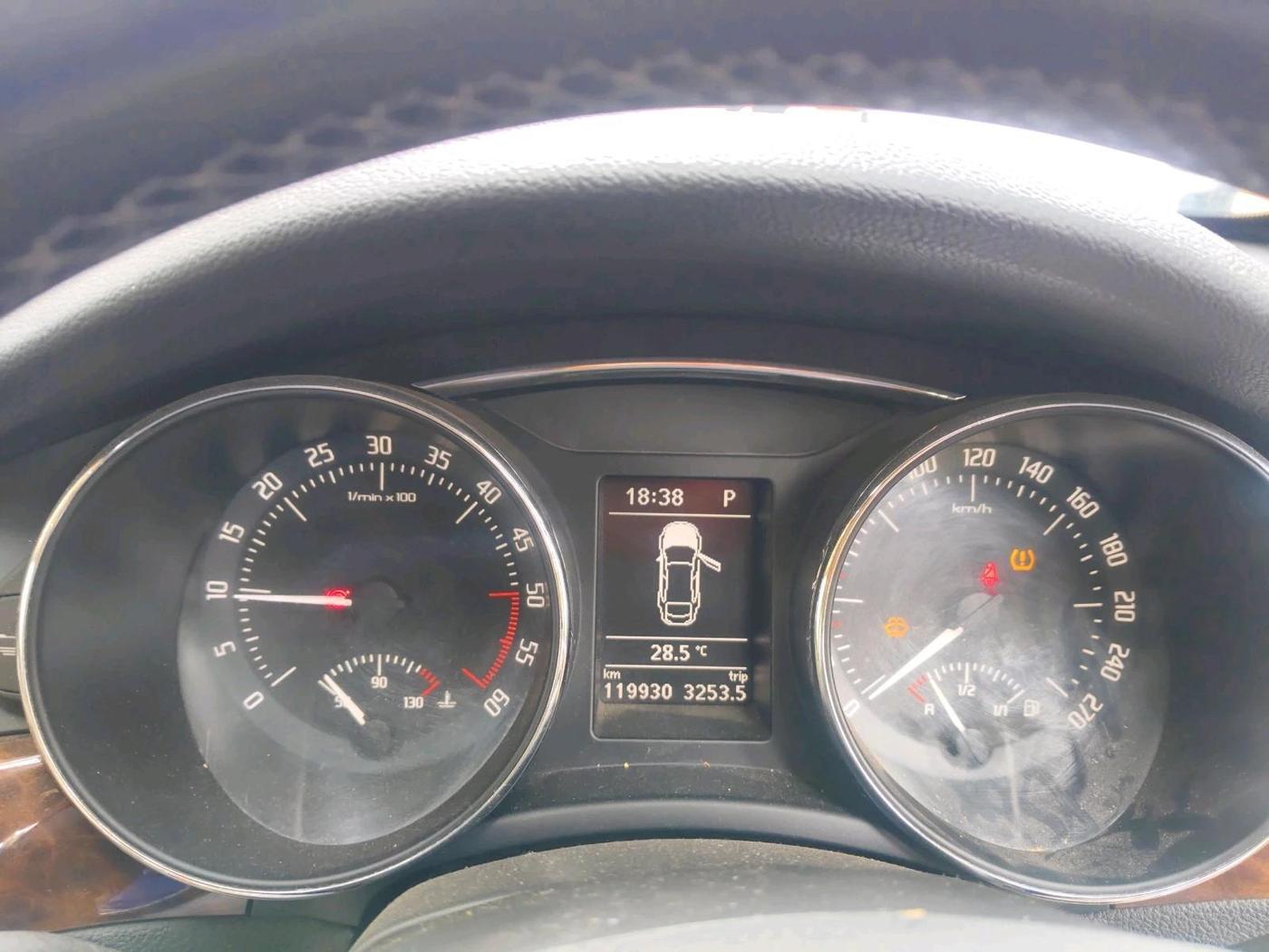 2014 Skoda Superb ELEGANCE 2.0 TDI CR AT, Diesel, Automatic, 1,19,930 km, interior