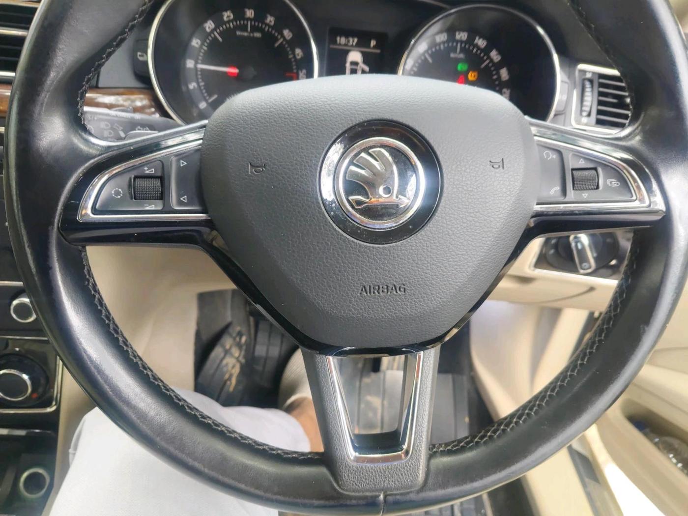 2014 Skoda Superb ELEGANCE 2.0 TDI CR AT, Diesel, Automatic, 1,19,930 km, interior
