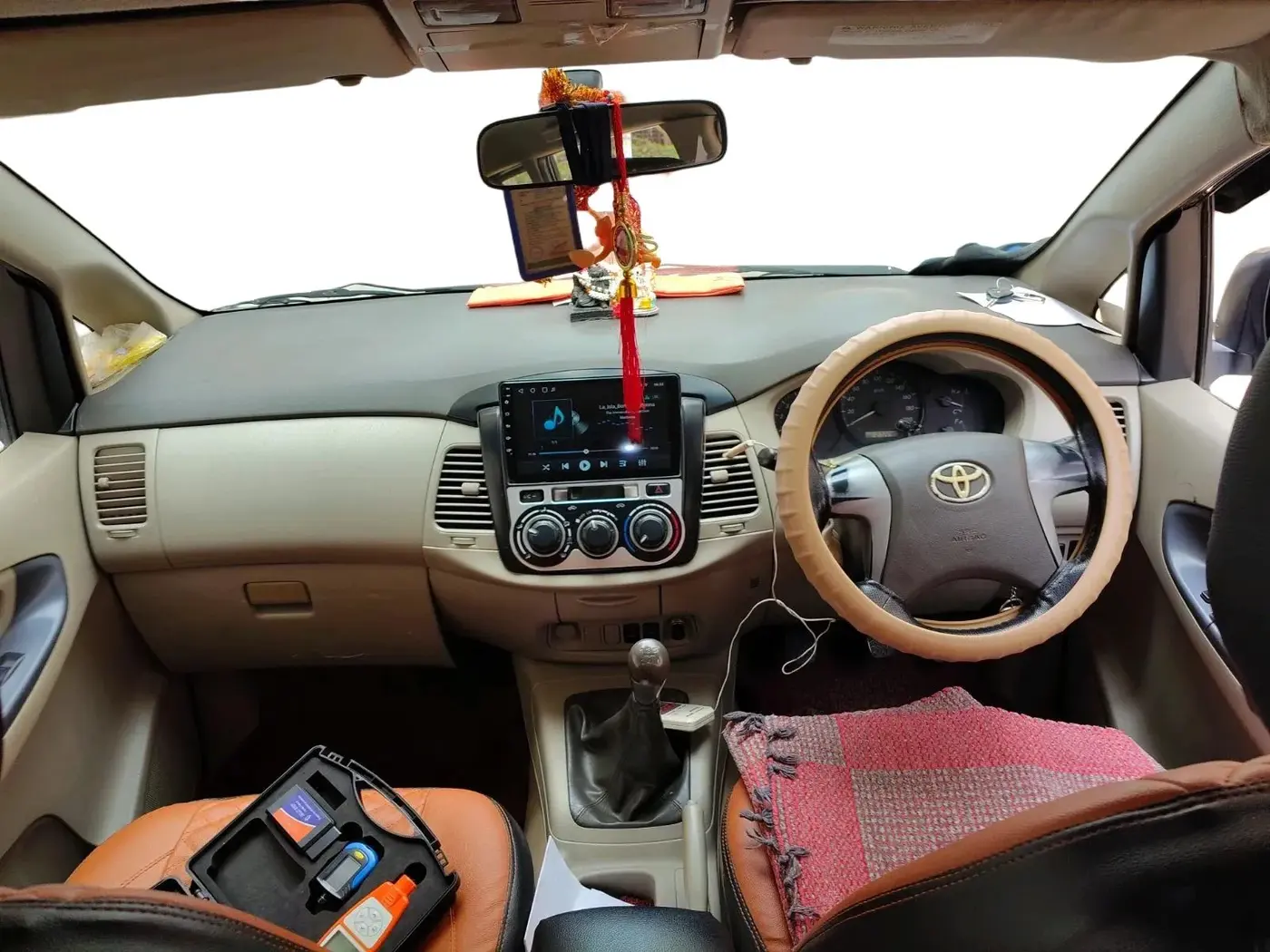 2012 Toyota Innova 2.5 GX 8 STR, Diesel, Manual, 2,72,249 km, interior