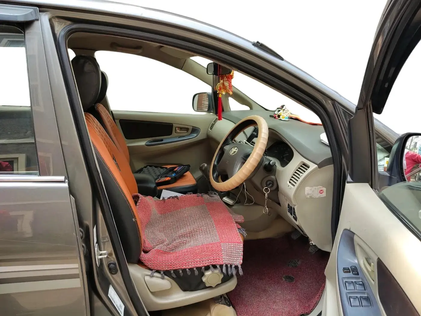 2012 Toyota Innova 2.5 GX 8 STR, Diesel, Manual, 2,72,249 km, interior
