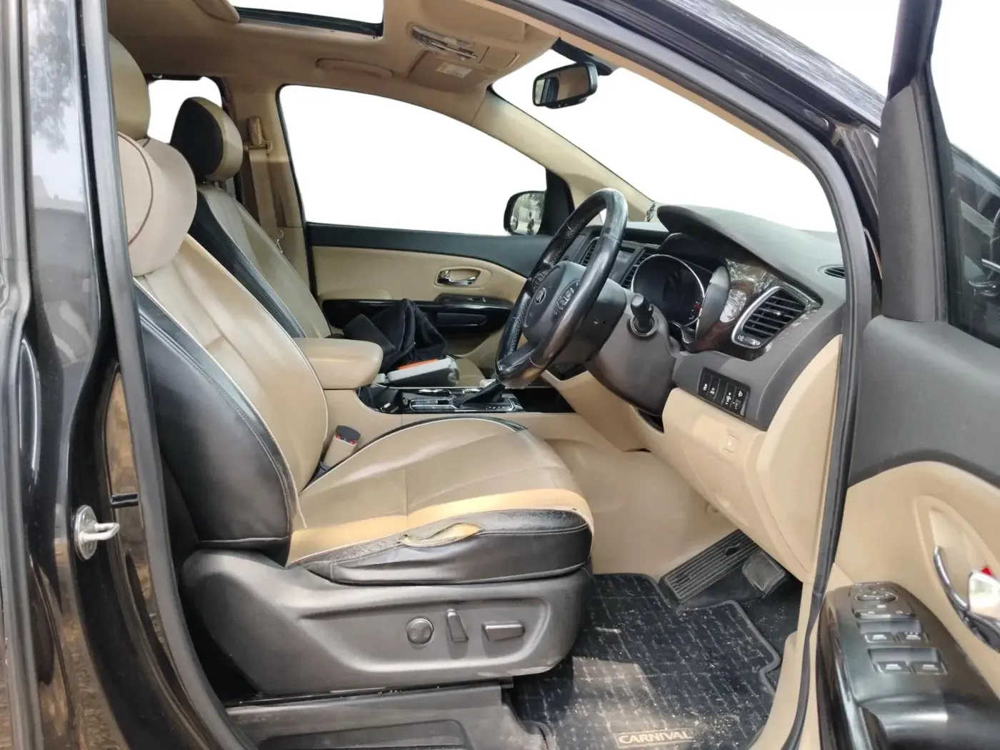 2020 KIA CARNIVAL LIMOUSINE 2.2 7 STR, Diesel, Automatic, 2,26,051 km, interior