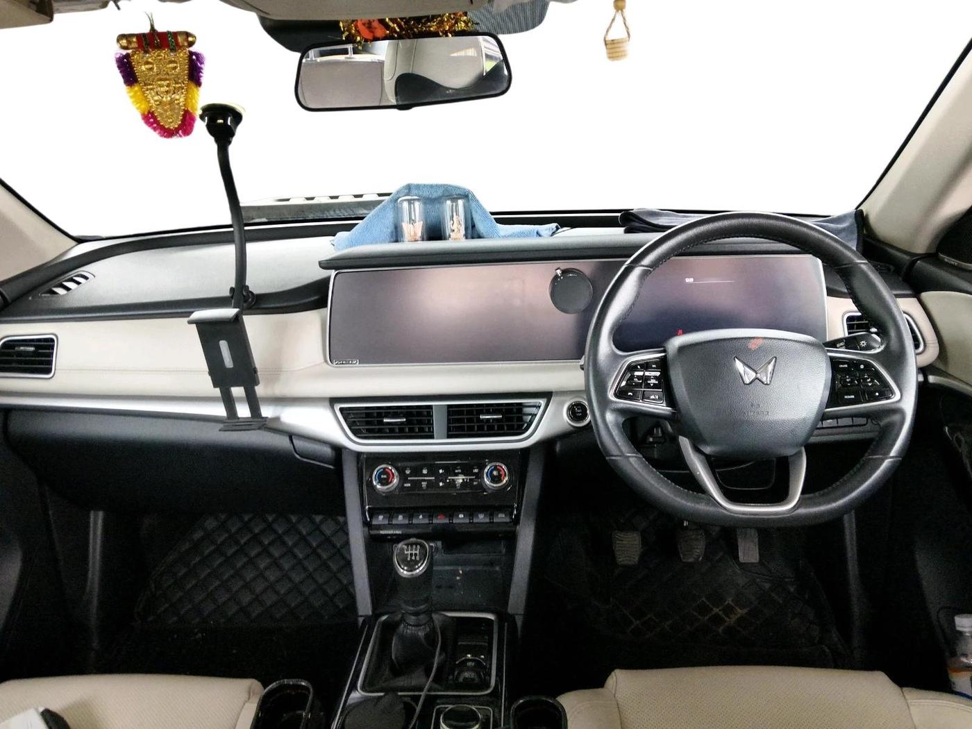 2022 Mahindra XUV700 AX 7 LUXURY D MT 7 STR, Diesel, Manual, 70,378 km, interior