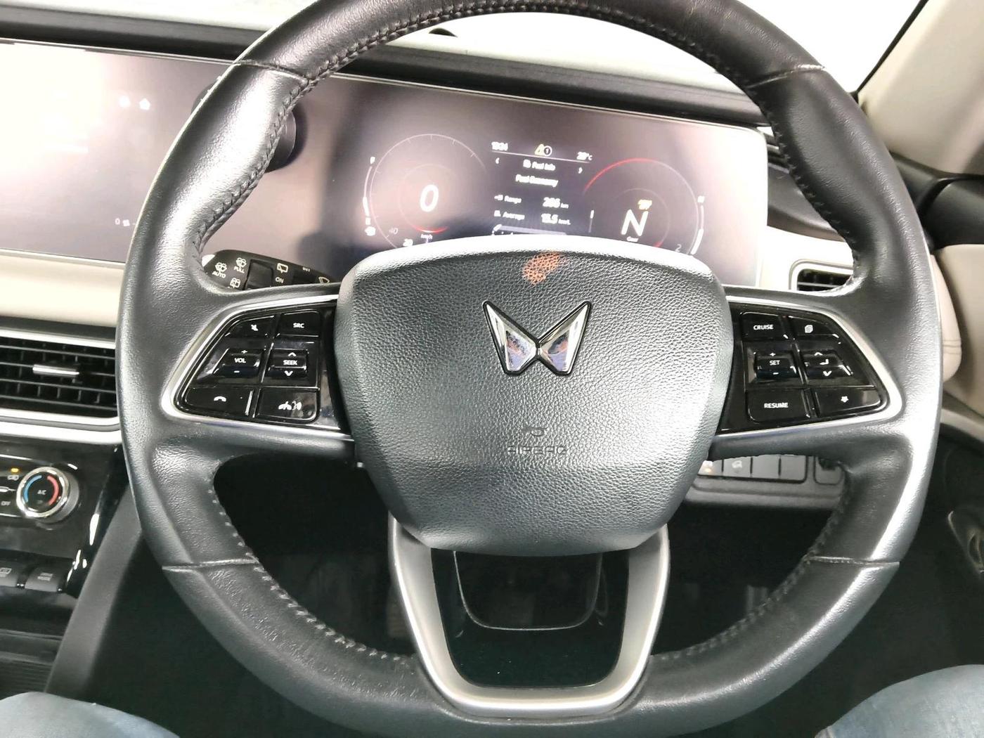 2022 Mahindra XUV700 AX 7 LUXURY D MT 7 STR, Diesel, Manual, 70,378 km, interior