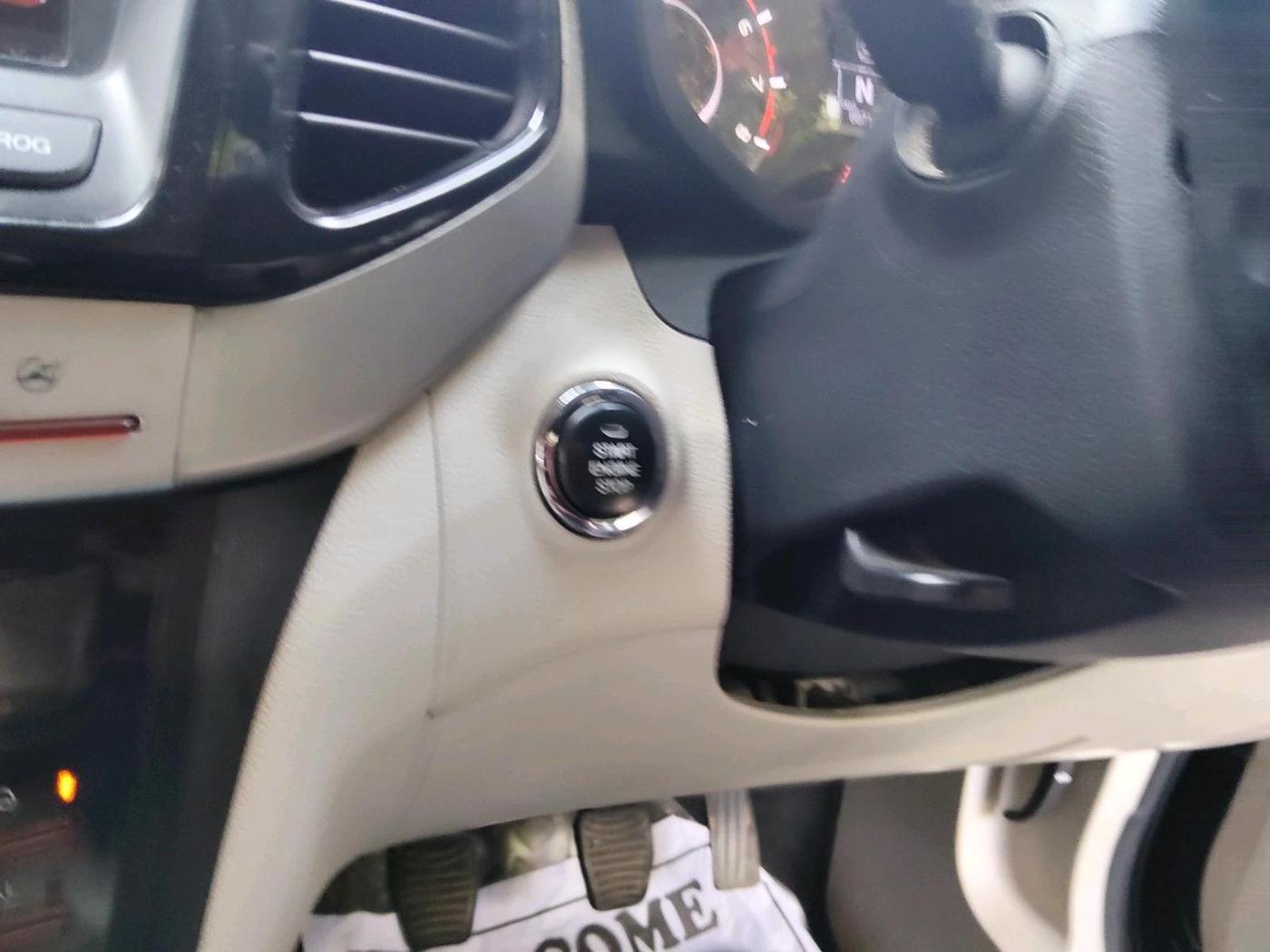 2019 Mahindra XUV300 W8 (O) 1.2 PETROL, Petrol, Manual, 88,710 km, interior
