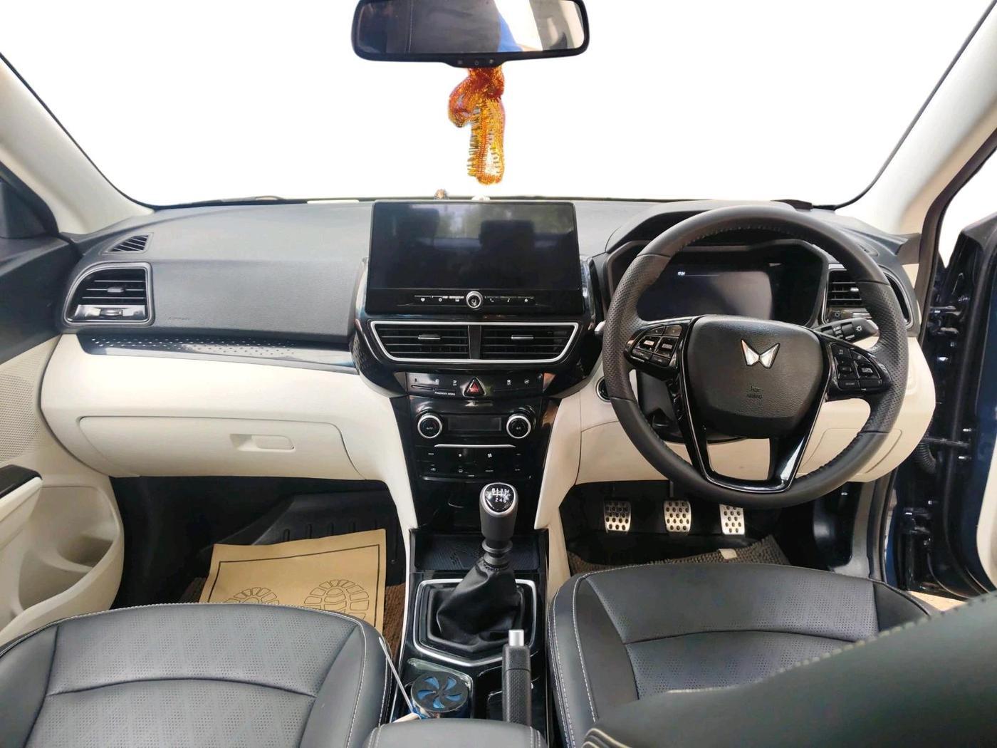 2025 Mahindra XUV 3XO REVX A 1.2 Petrol MT, Petrol, Manual, 5,756 km, interior