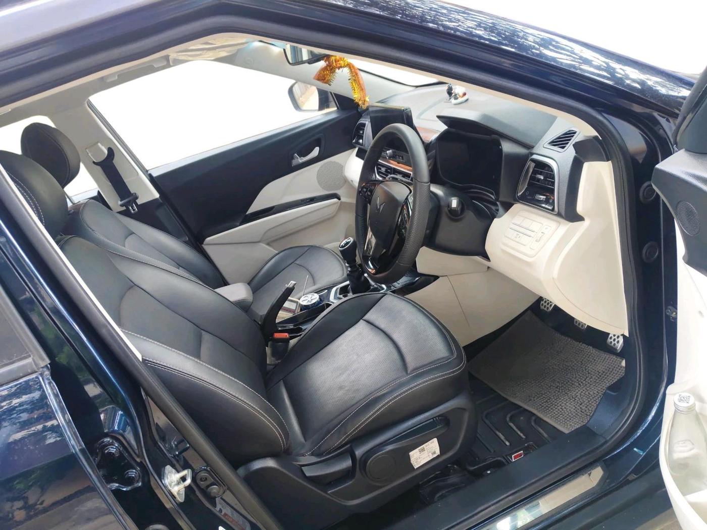2025 Mahindra XUV 3XO REVX A 1.2 Petrol MT, Petrol, Manual, 5,756 km, interior
