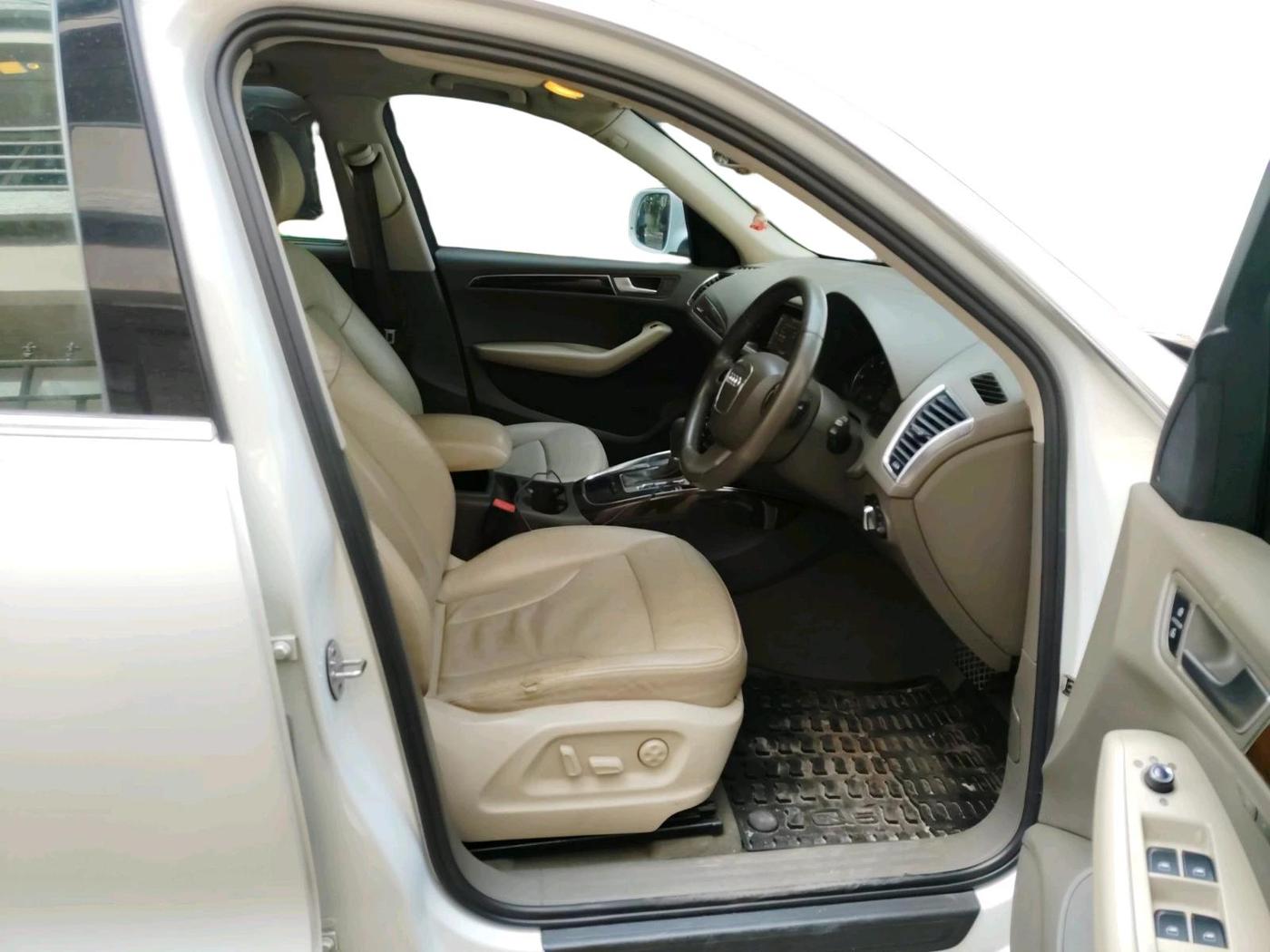 2011 Audi Q5 3.0 TDI QUATTRO, Diesel, Automatic, 1,18,708 km, interior