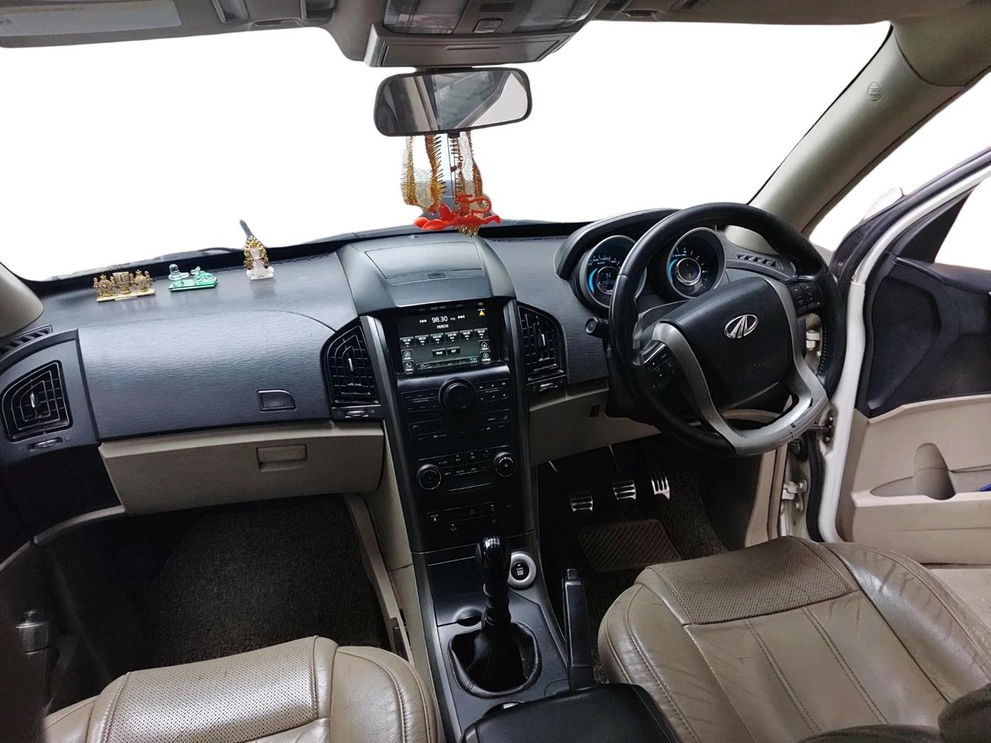 2016 Mahindra XUV500 W10, Diesel, Manual, 2,96,465 km, interior