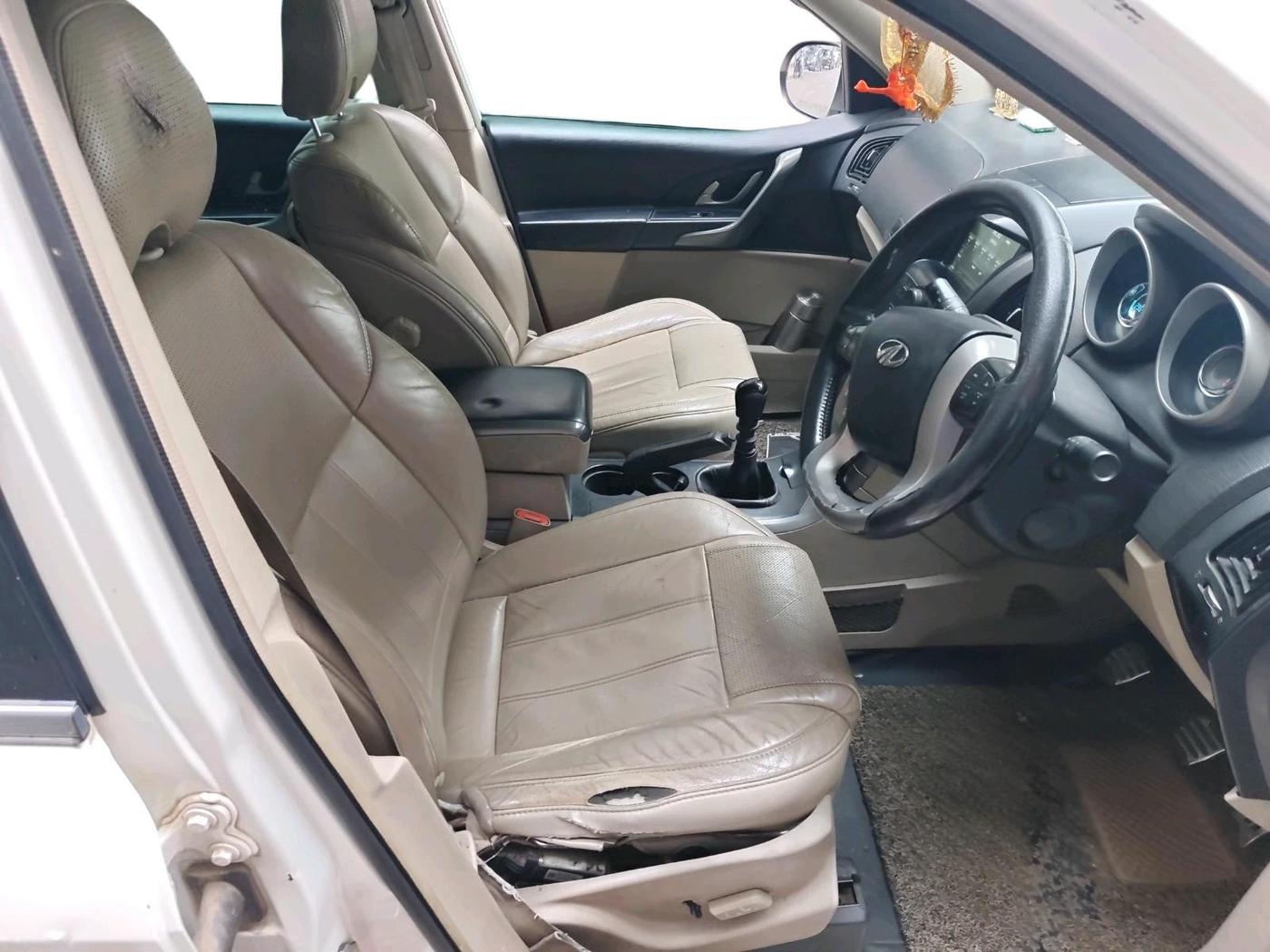 2016 Mahindra XUV500 W10, Diesel, Manual, 2,96,465 km, interior